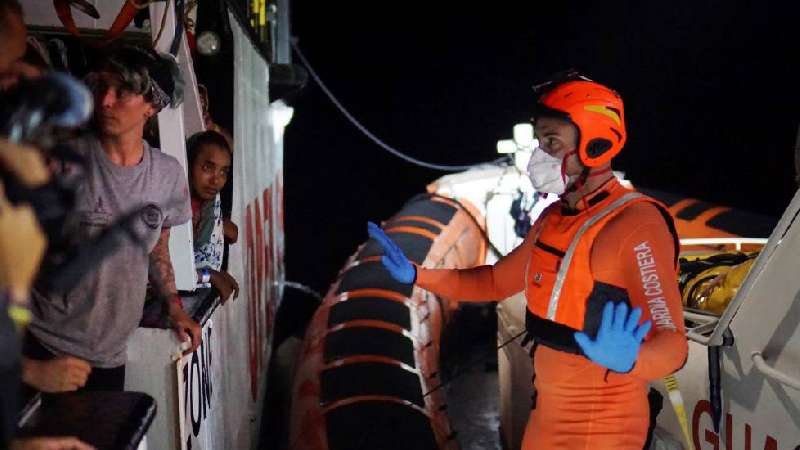 España envía un buque de la Armada para recoger a inmigrantes 