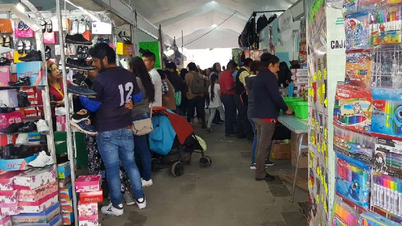 Por mala organización, caen 50% ventas en Feria de útiles  