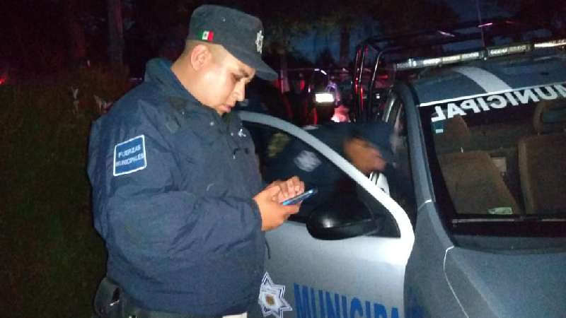 Machete en mano agreden a policías en Tocatlán 