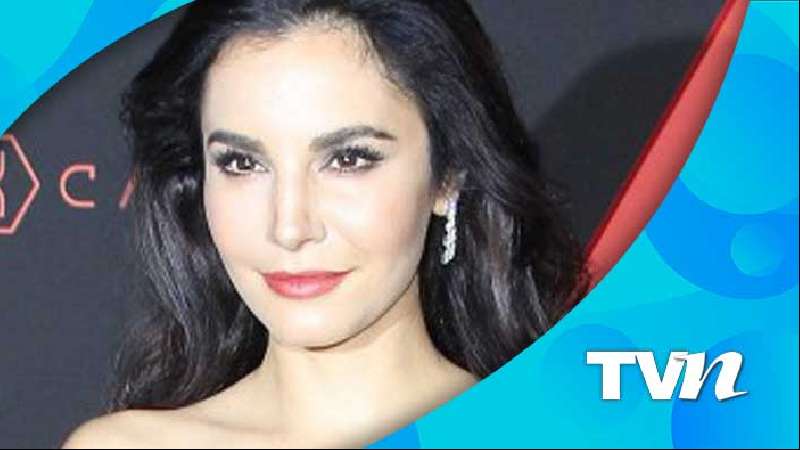 Martha Higareda se deja ver en la cama sin gota de maquillaje