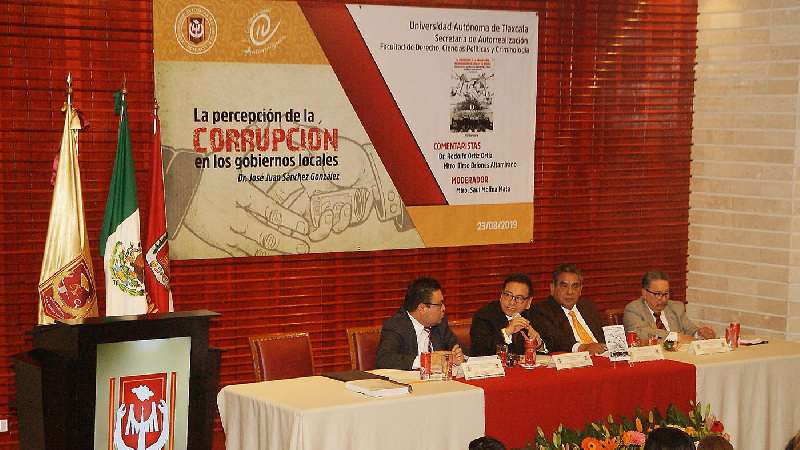 Presentaron en UATx libro sobre corrupción en gobiernos locales