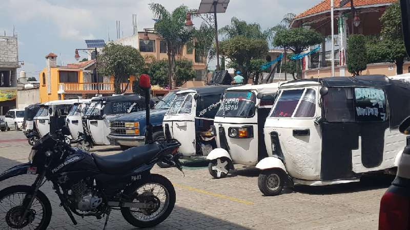 Mototaxis se movilizan en Papalotla, reprochan operativos 