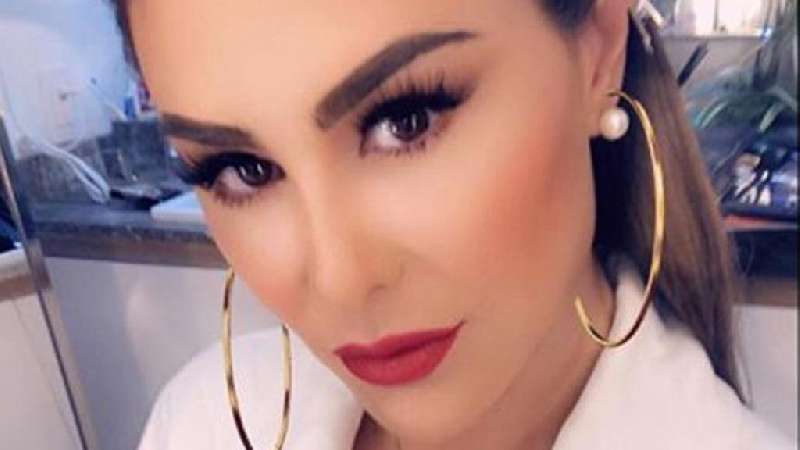 En lencería de encaje Ninel Conde se sumerge en el agua 