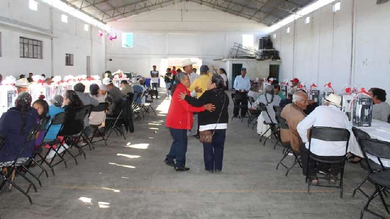 Celebra ayuntamiento de Tocatlán el Día del Abuelo