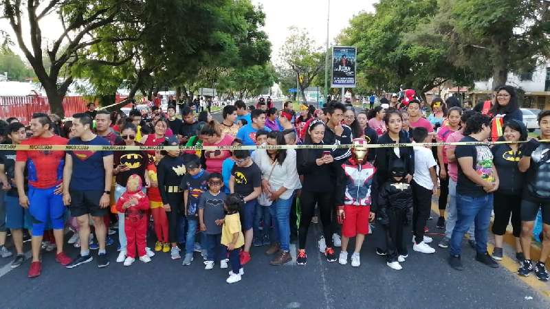 Fomenta la unión familiar Carrera Nocturna de Superhéroes 