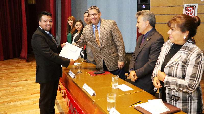 Respalda la UATx a más de dos mil estudiantes con becas