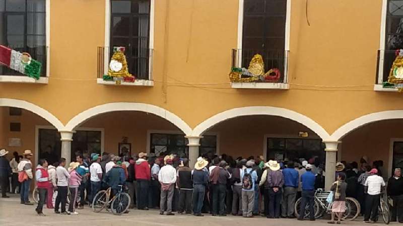 Campesinos doblan a regidor de Xaloztoc, logran acuerdos