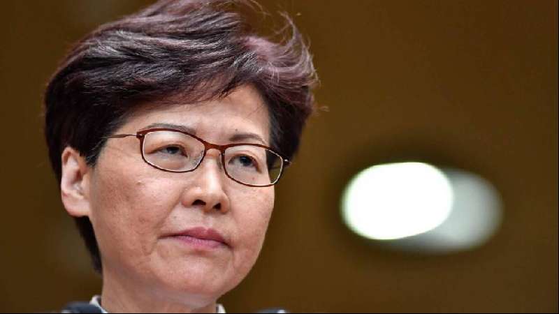 La líder de Hong Kong cede a la presión 