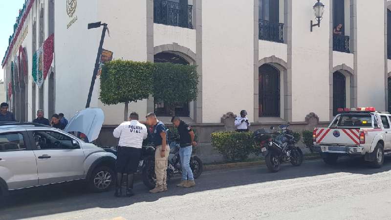 Se estampa auto en esquina del Congreso