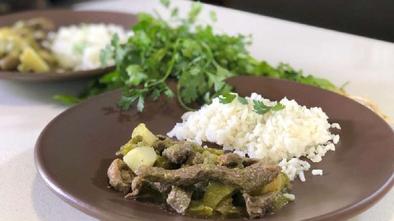 Bistec con nopales y papas en salsa verde