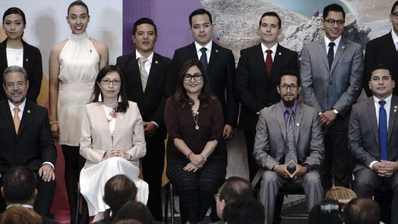 Participa Alvarado como jurado del concurso nacional de oratoria