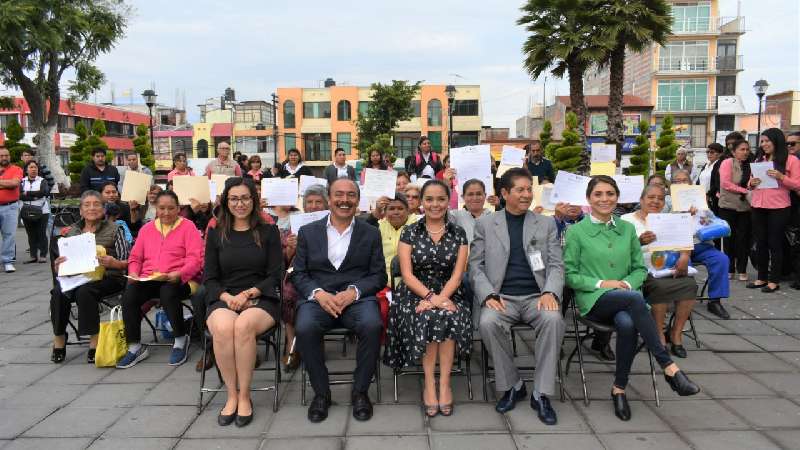 El ITEA otorga reconocimientos a adultos en Zacatelco 
