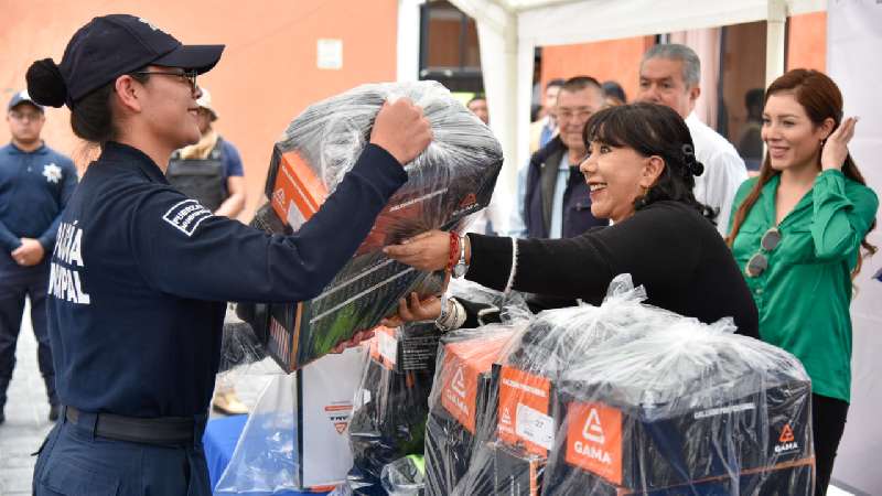 Entrega Anabell Ávalos uniformes y equipo táctico a policías