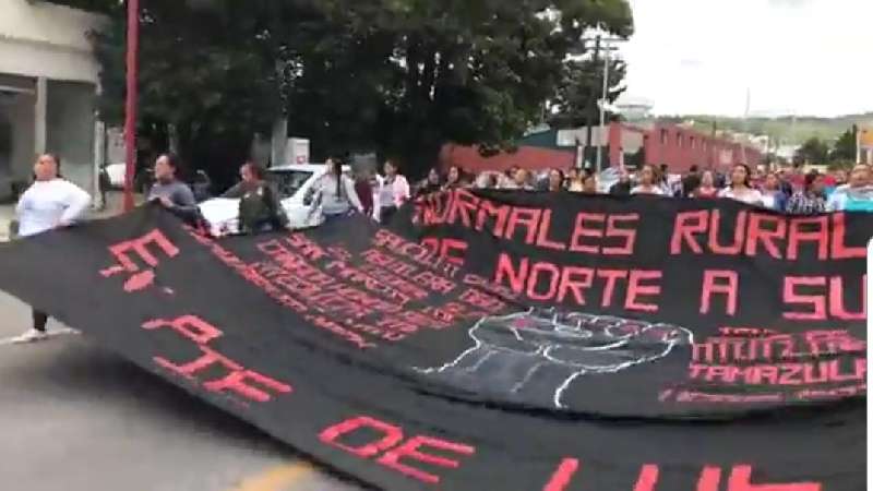 Normalistas se enfrentan con trabajadores de USET