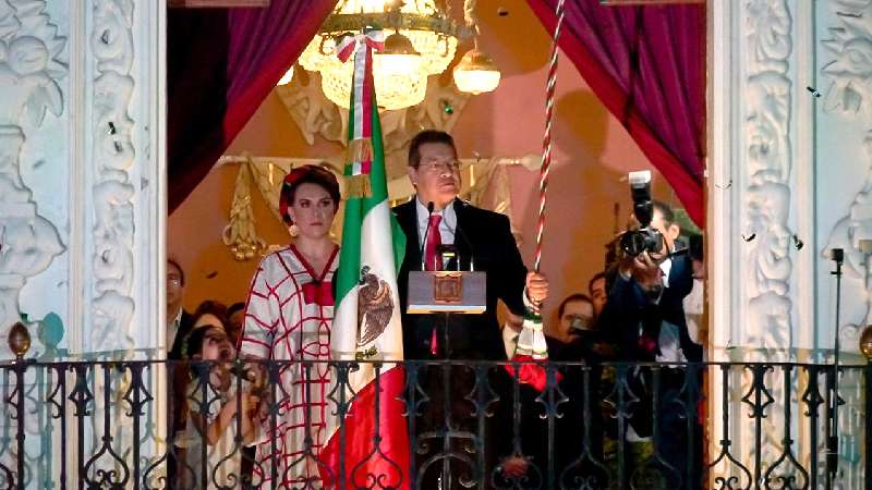 Marco Mena encabeza ceremonia del grito de independencia