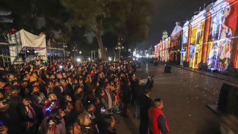 Disfrutan familias video mapping monumental proyectado 