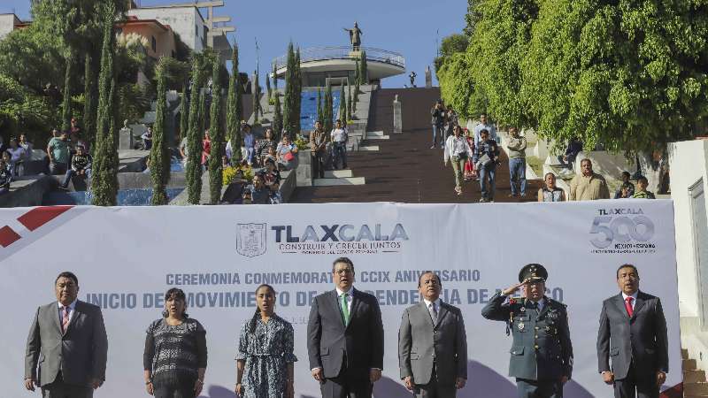 Mena encabeza ceremonia y desfile por 209 aniversario 