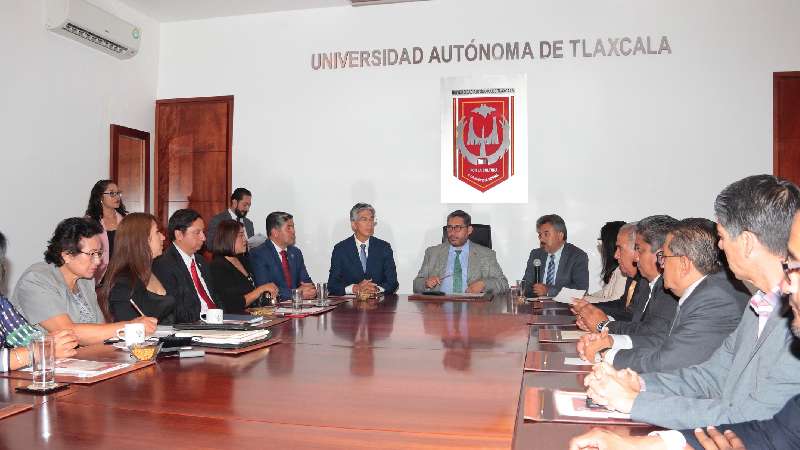 Entrega UATx credenciales para estudiantes