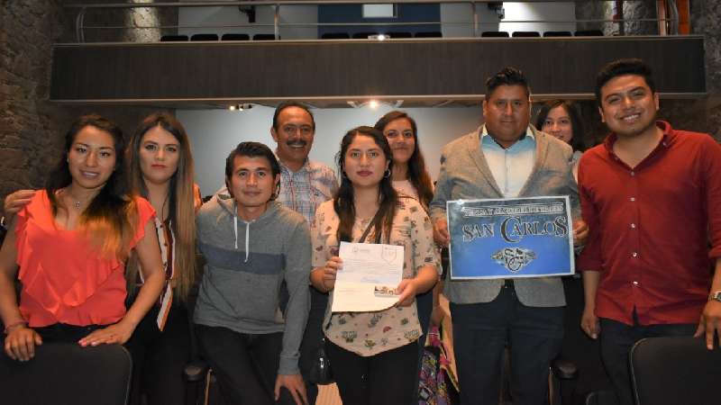 Entregan tarjetas que beneficiarán a jóvenes de Zacatelco