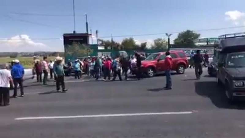 En Tepeyanco no quieren a alcalde, cierran carretera