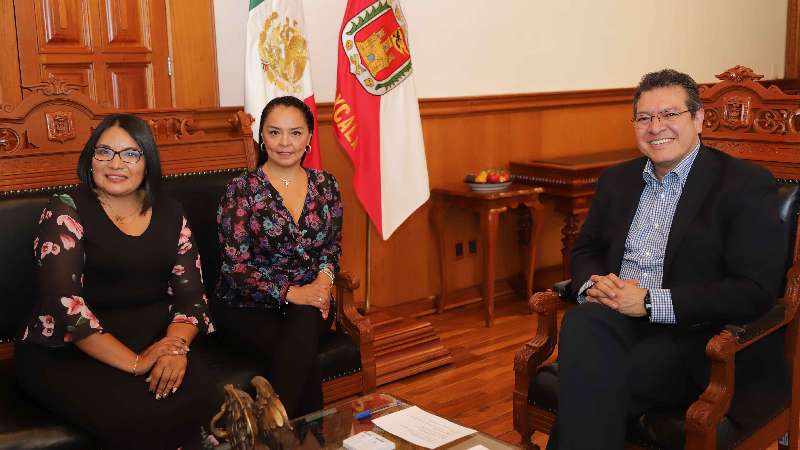Marco Mena recibe a comisión de cortesía del Congreso del estado