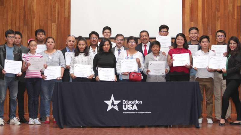 Entrega Domínguez constancias a participantes de curso de inglés 