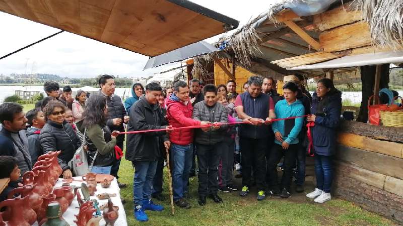 Inauguran casetas para artesanos y comerciantes en Atlahapa