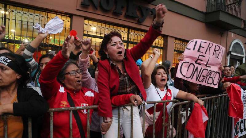 El presidente de Perú disuelve el Parlamento