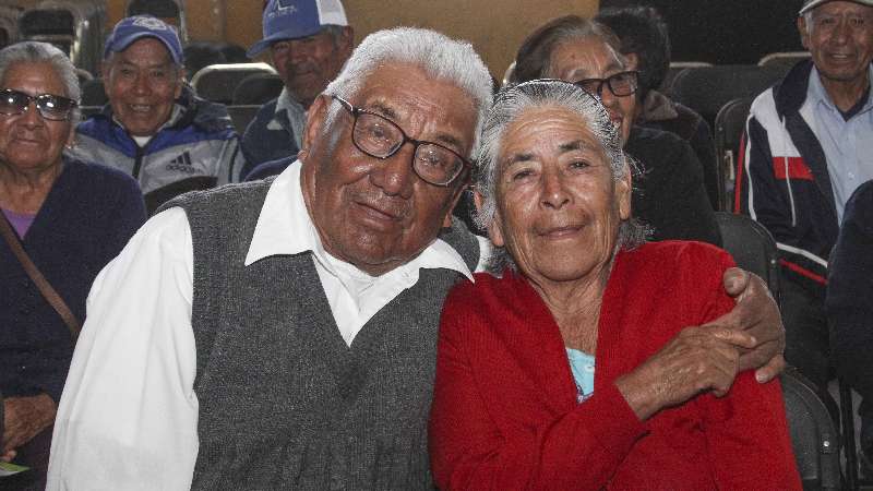 Encabeza Sandra Chávez caravana día del adulto mayor en Xaloztoc