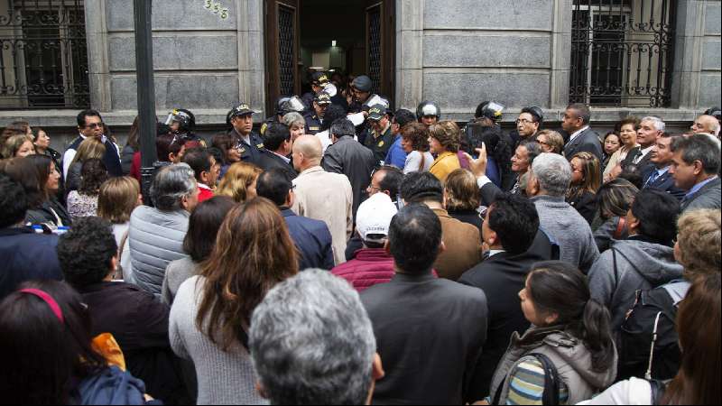 Vicepresidenta contiene la crisis política en Perú