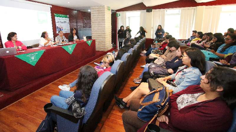 Debaten en la UATx sobre el derecho a decidir de las mujeres