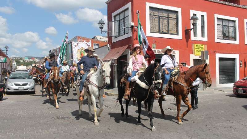 Se suman cientos de jinetes a Segunda Cabalgata de la Mexicanidad