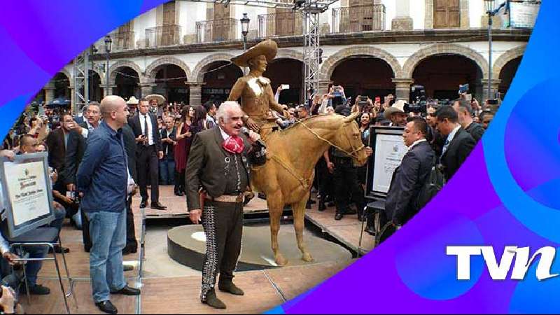 Vicente Fernández rinde emotivo homenaje a José José