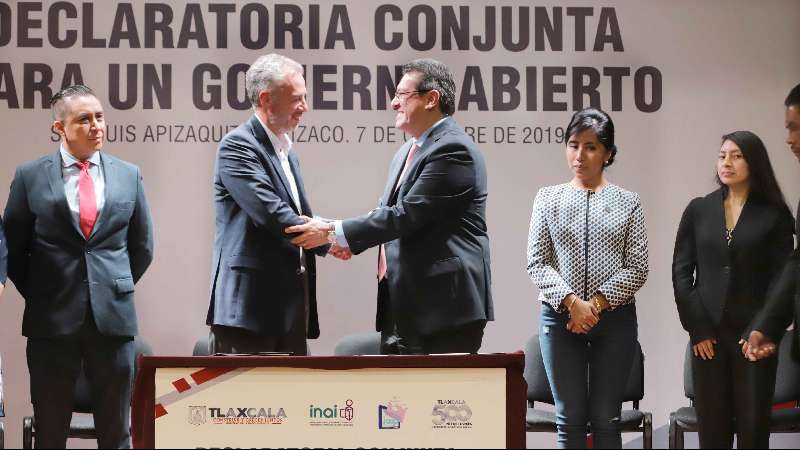 Mena y Joel Salas, comisionado del INAI, firman declaratoria