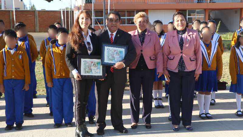 Entrega la  UATx a la Primaria Luis G Salamanca constancia 