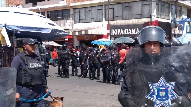 Con fuerte operativo policíaco desalojan a ambulantes de Apizaco