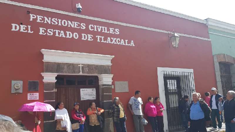 Otra vez jubilados cierran calle, exigen pago en efectivo