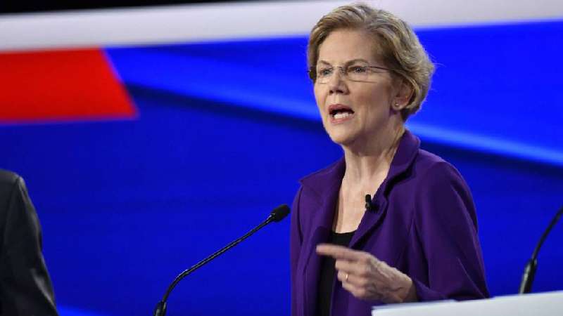 Candidatos demócratas dirigen sus dardos a Elizabeth Warren