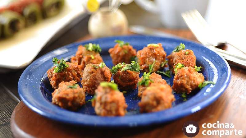 Bolitas de carne molida enchipotladas