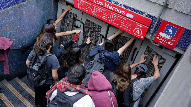 Las protestas por el precio del metro colapsan Santiago de Chile