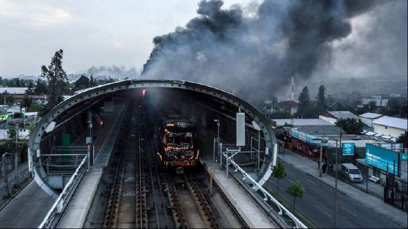 Piñera suspende el alza del precio del metro