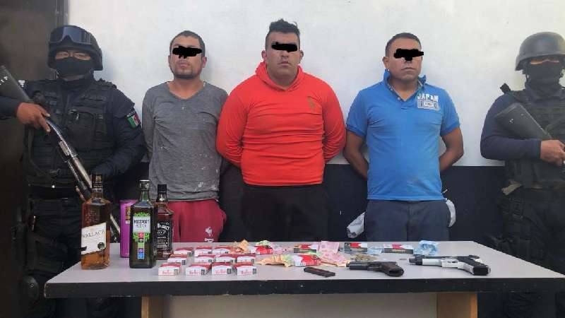 Policía Zacatelco detiene a presuntos implicados en robo en Oxxo