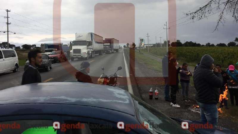Mototaxistas de Cuapiaxtla bloquean carretera tras operativo