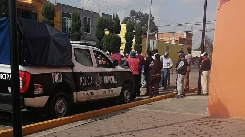 Rechazan alza de agua en colonia de Papalotla, cierran carretera