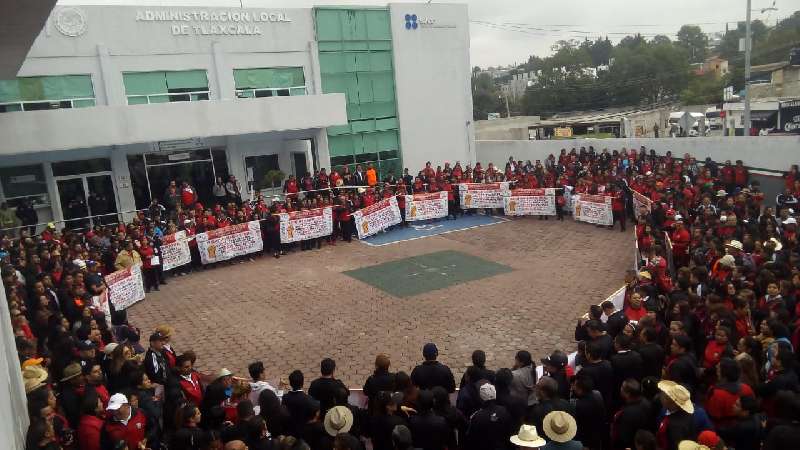 Trabajadores del Cecyte tomaron esta mañana las instalaciones SAT