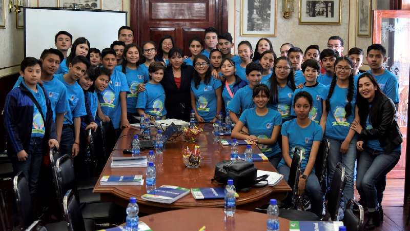 Convive Ávalos con estudiantes del Centro Educativo Crecer