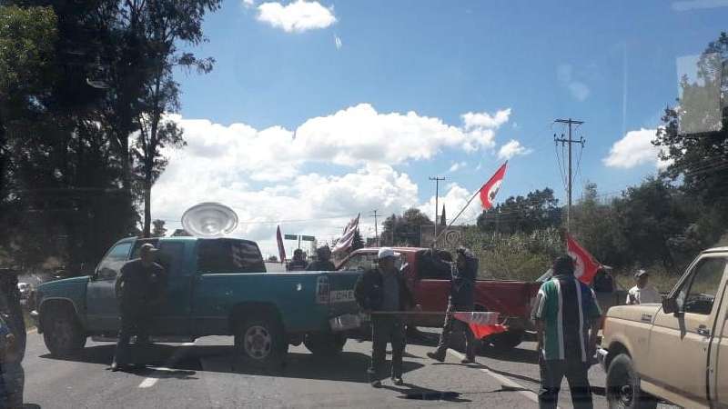 Caos en carretera Tlaxcala-Apizaco, organización la bloquea