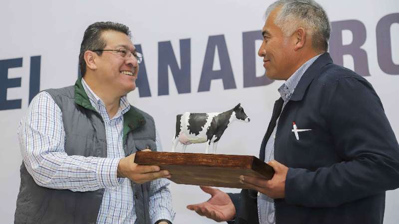 Marco Mena entrega premio al mérito ganadero 2019