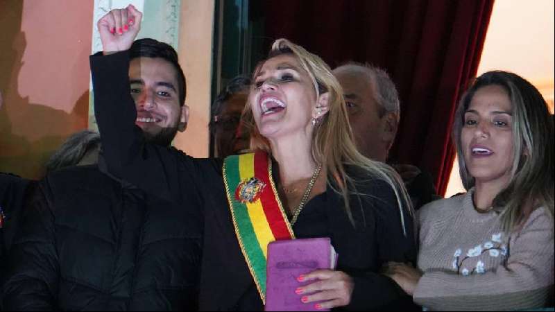 La senadora Jeanine Áñez se proclama presidenta de Bolivia