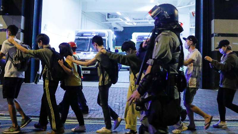 La Policía cerca jóvenes en Universidad Politécnica de Hong Kong